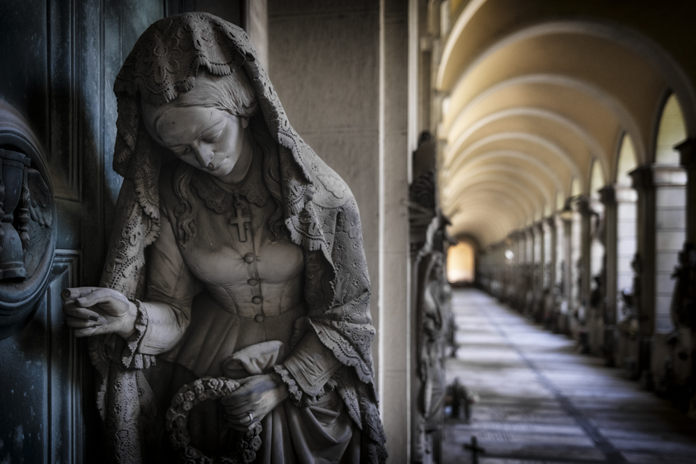 Un silenzio assordante: statua di donna che bussa